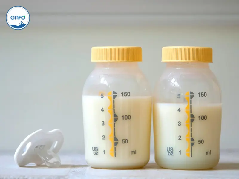 O leite materno é facilmente digerido pelo sistema gastrointestinal do bebê, reduzindo o risco de cólicas, constipação e alergias alimentares